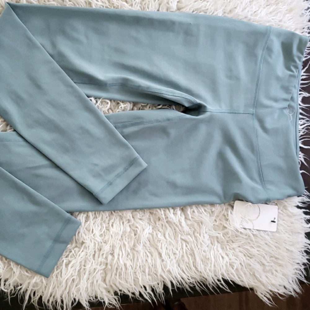 NWT Bootyful leggings